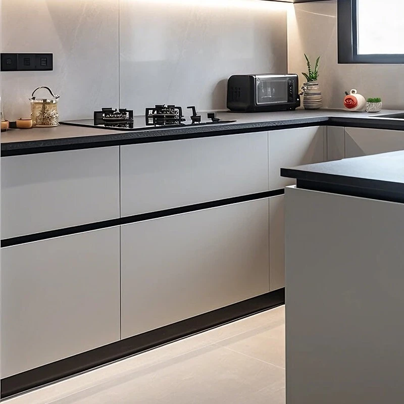 Light gray handleless kitchen cabinets (4)