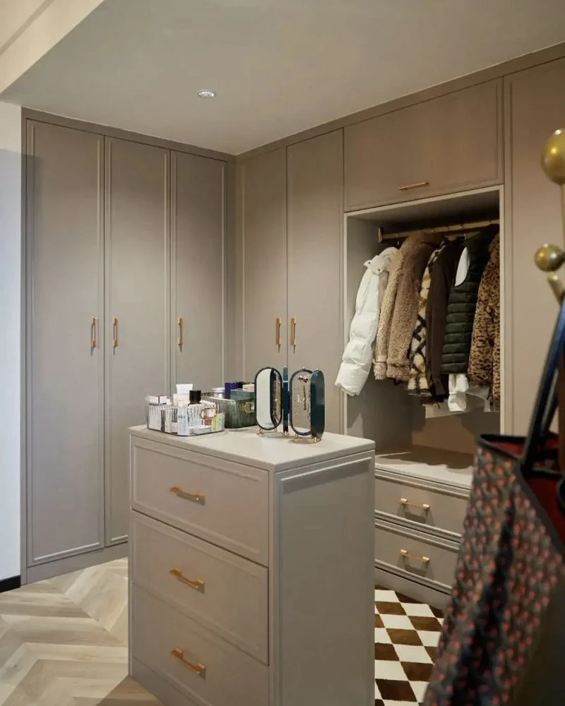 Light gray walk-in closet with an island001 Light gray walk-in closet with an island001