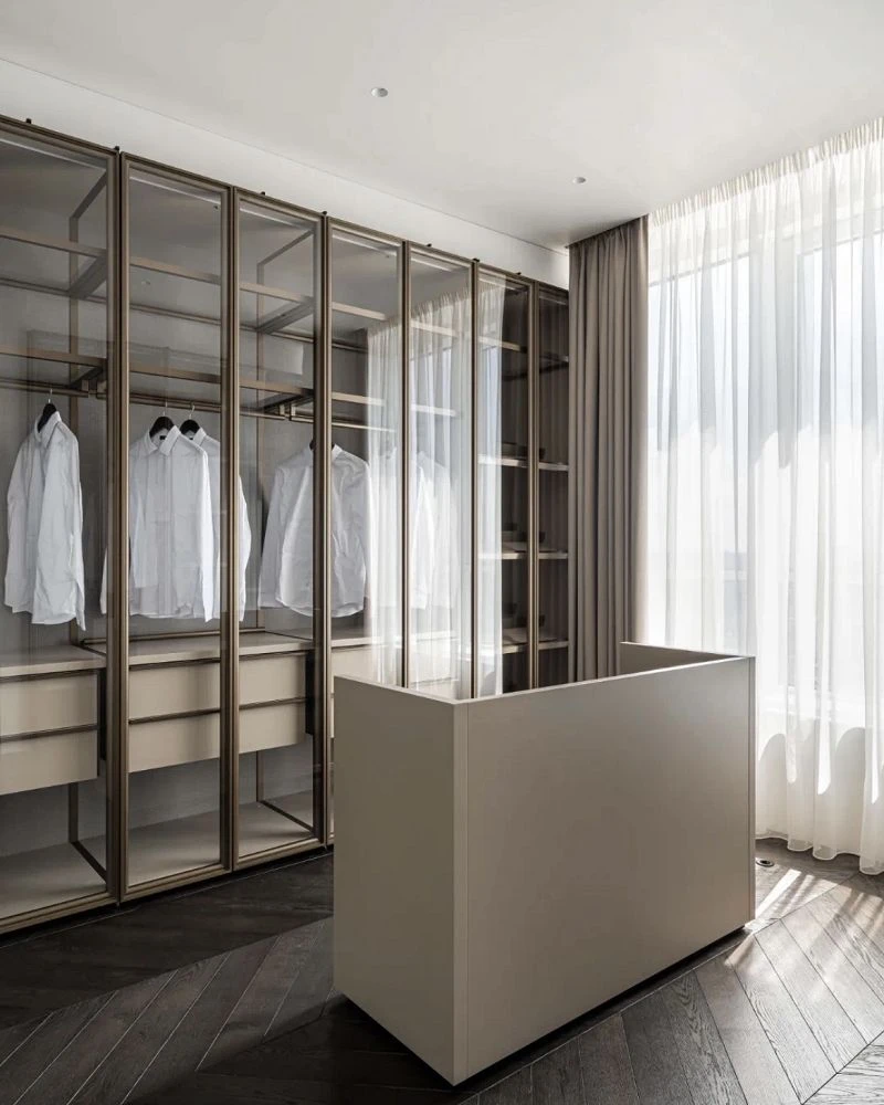 Walk-in closet with an island and glass-fronted wardrobe doors001 Walk-in closet with an island and glass-fronted wardrobe doors001