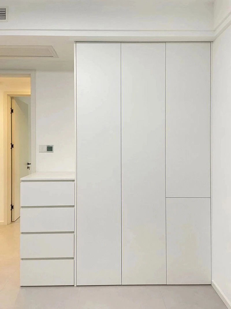 White wardrobe with seamless strip display compartments001 White wardrobe with seamless strip display compartments001